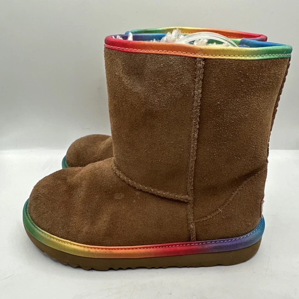 UGG Kids' Classic Short II Rainbow Boots Chestnut‎ Suede Shearling Lining Size 1